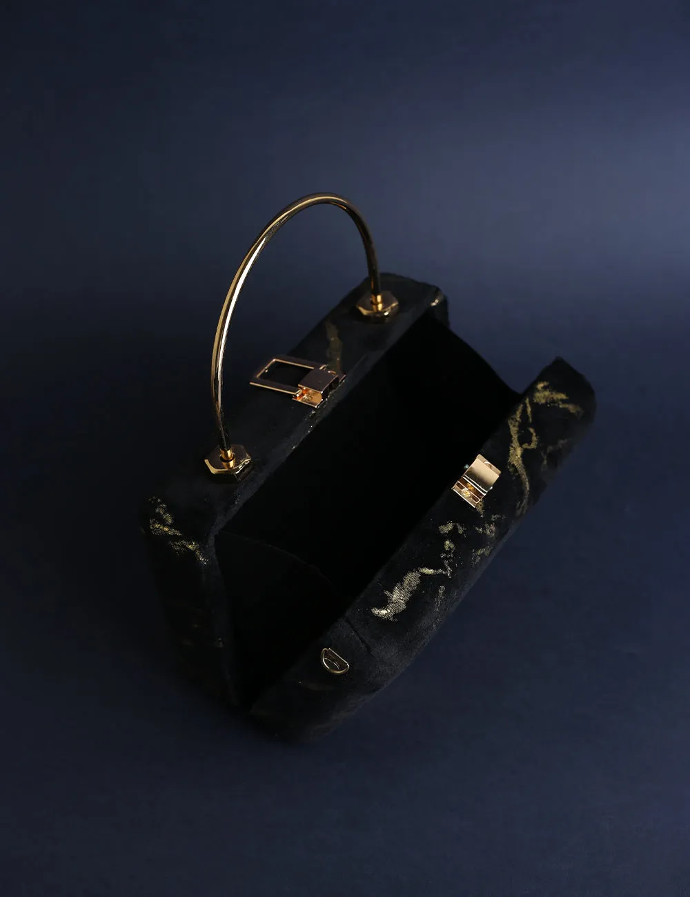 Gleam Clutch Black & Golden